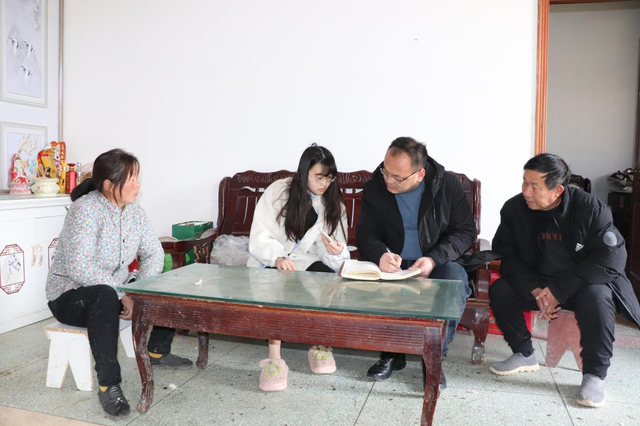 褚润泽扑下身子沉下心当好驻村领头羊
