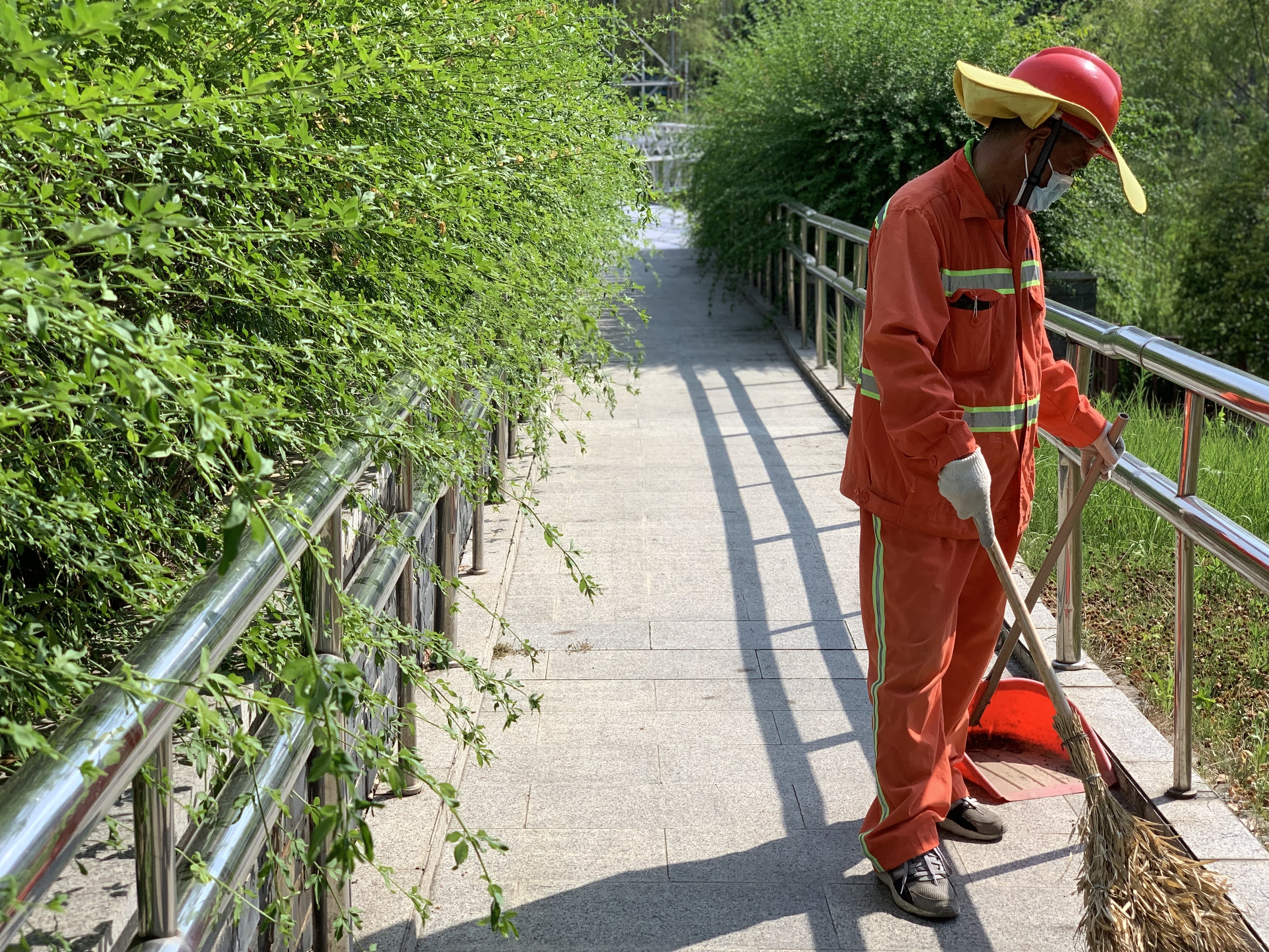 南京溧水环卫工人头顶烈日汗卫城市洁净