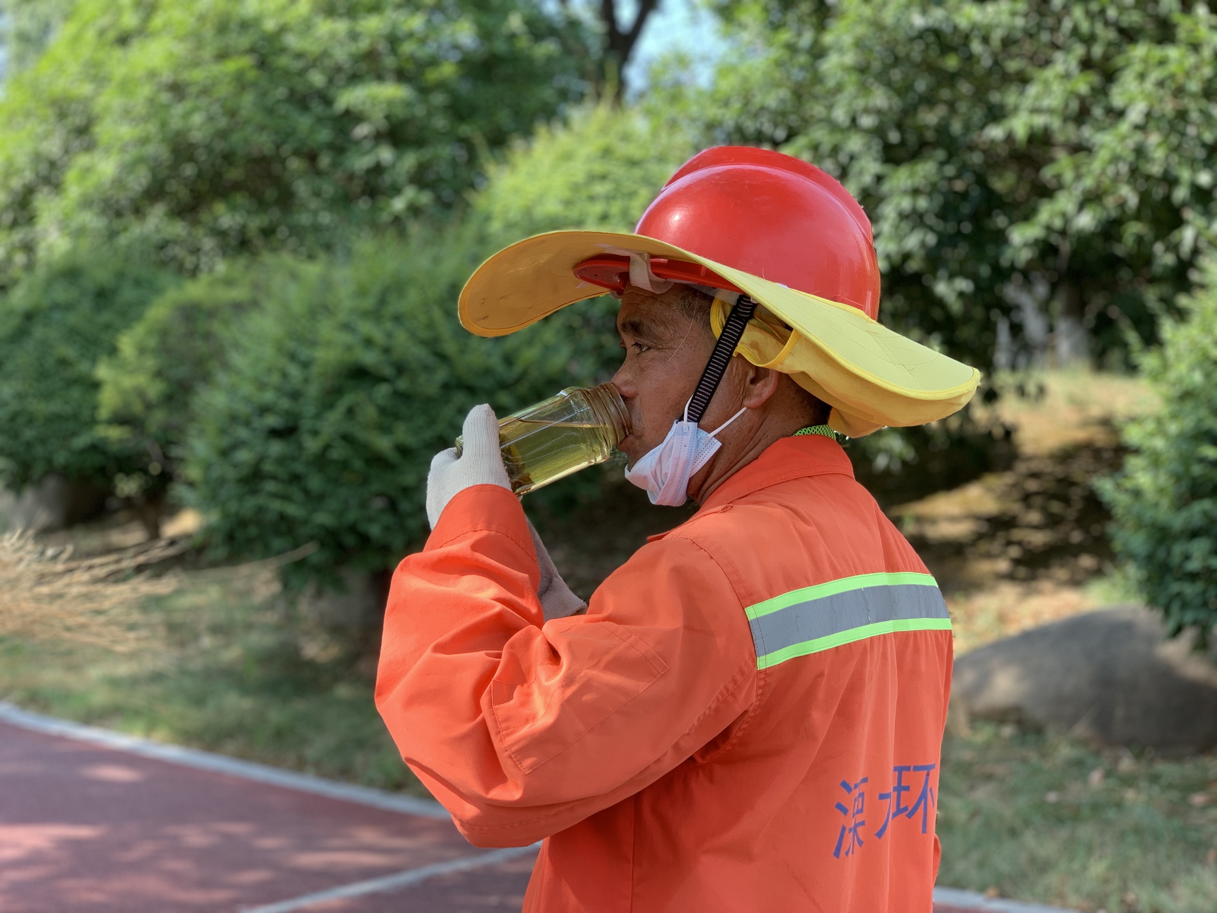 南京溧水环卫工人头顶烈日汗卫城市洁净
