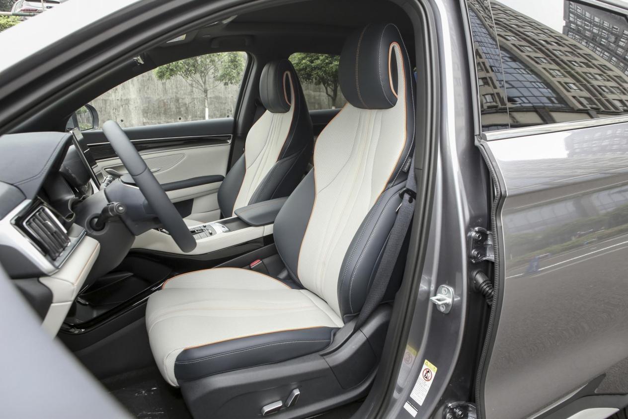 来到车内,比亚迪宋plus dm-i的内饰设计依旧延续了家族化的风格,双拼