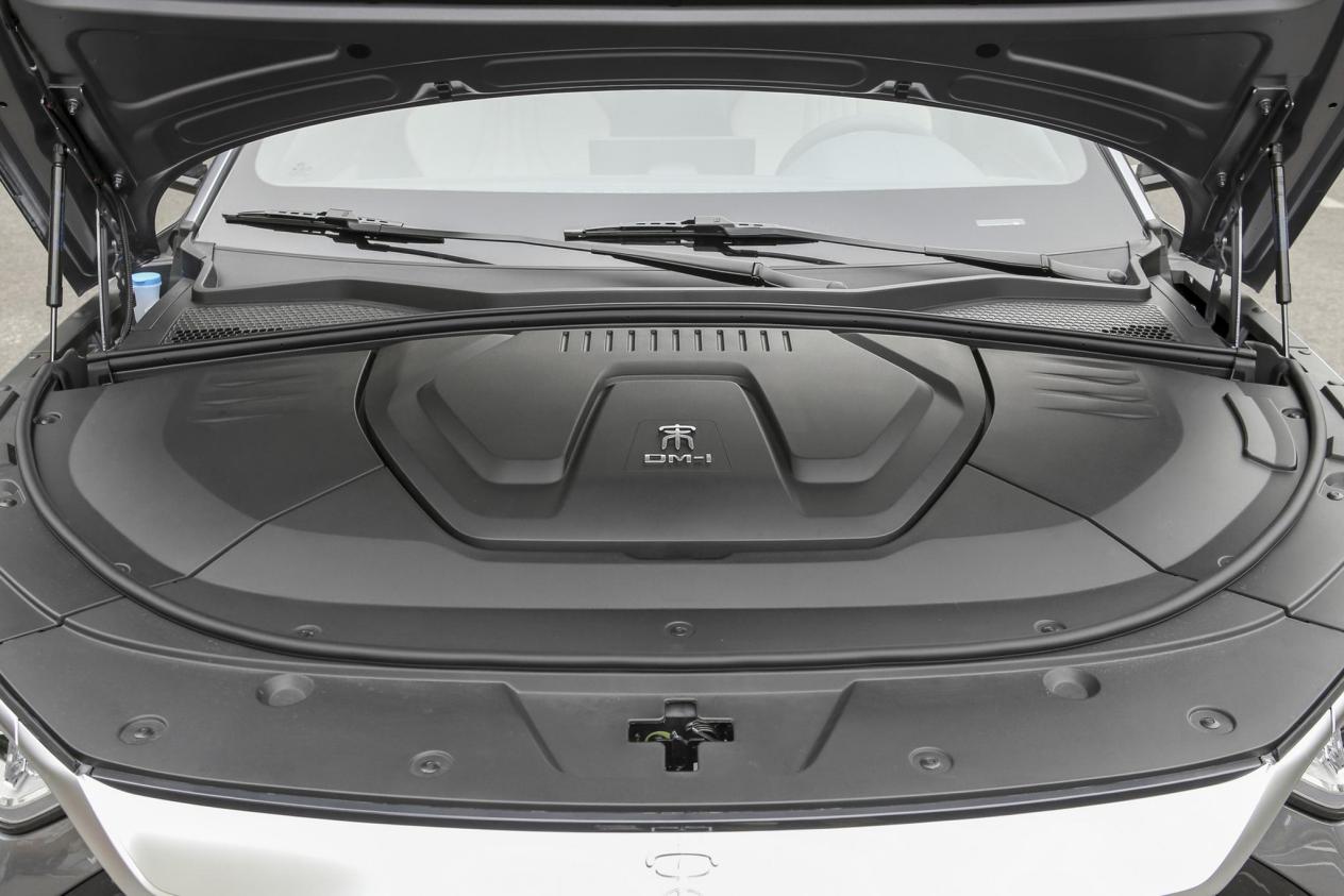 比亚迪宋plus dm-i发动机舱