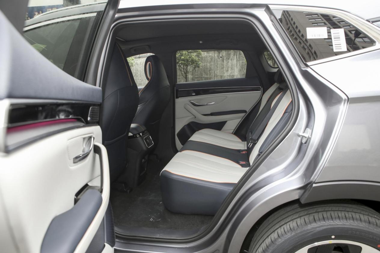 售价1528万元起纯电续航51公里起插电混动比亚迪宋plusdmi