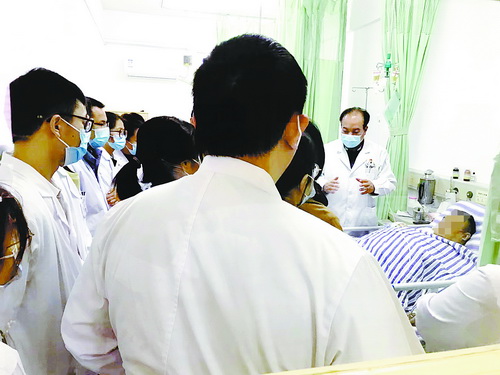吴剑华及团队医生对赖先生的病情会诊。
