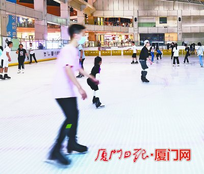 室内冰场广受不同年龄段的市民欢迎。