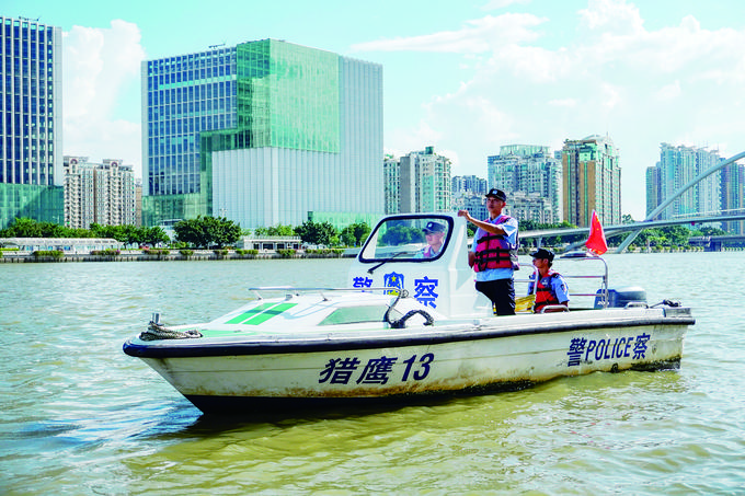 民警在珠江上驾艇巡查。