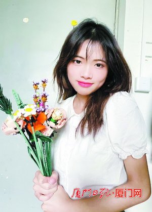 小曾的女朋友展示和男友组装的乐高花束