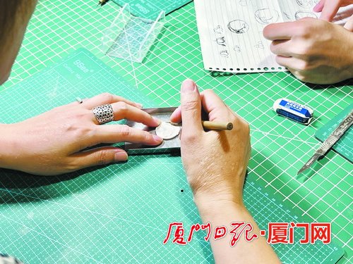 老板叶云指导年轻情侣完成DIY手作。