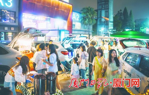 市民在后备厢市集闲逛。