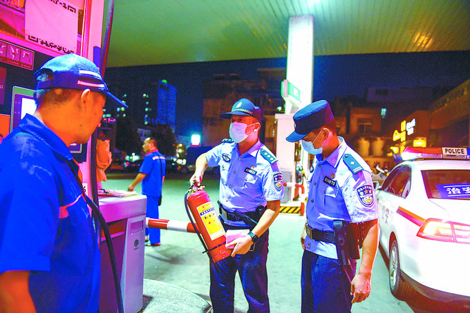 民警检查消防器材。孙春旺摄