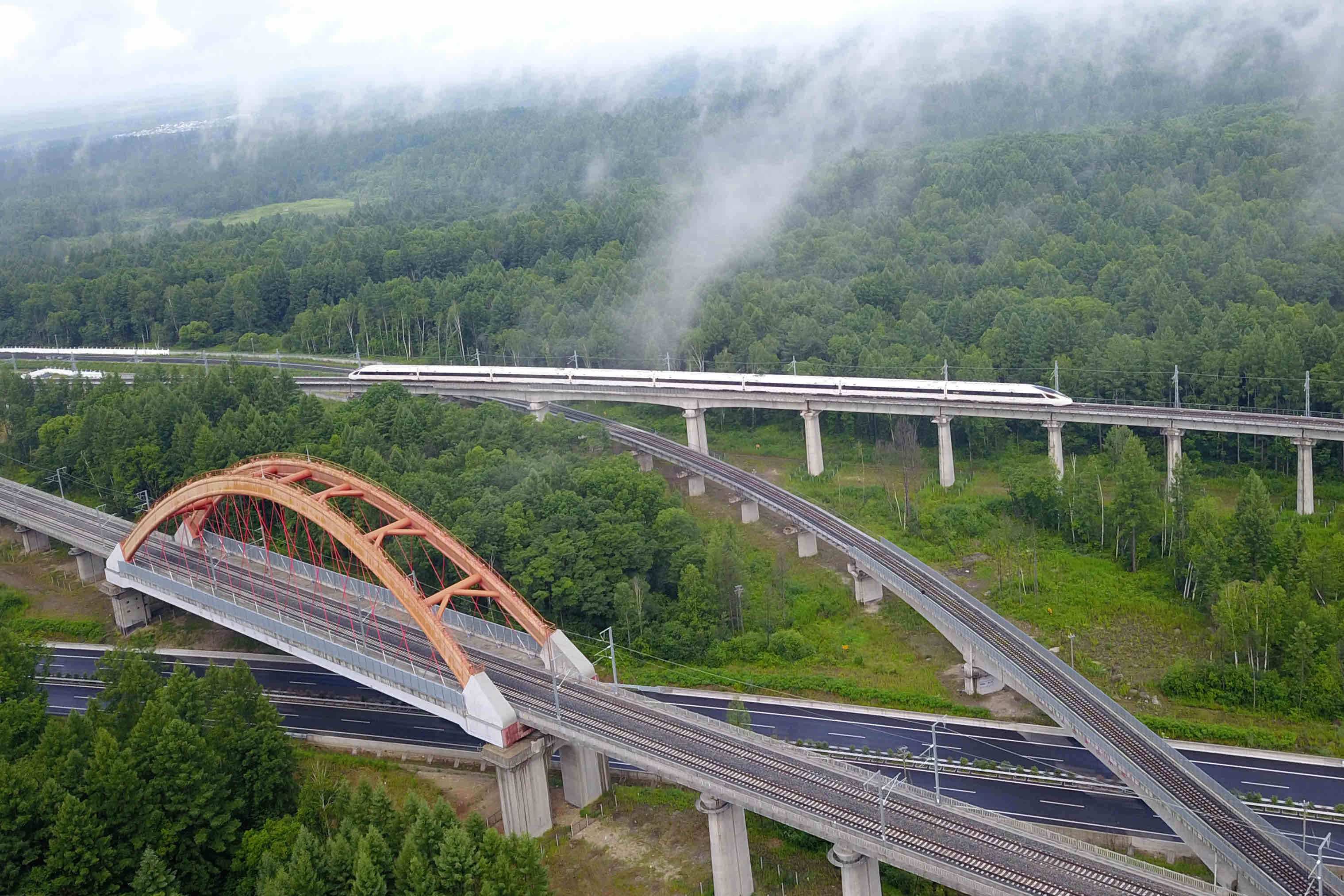 坐着高铁游长白山成暑期旅游新旋律