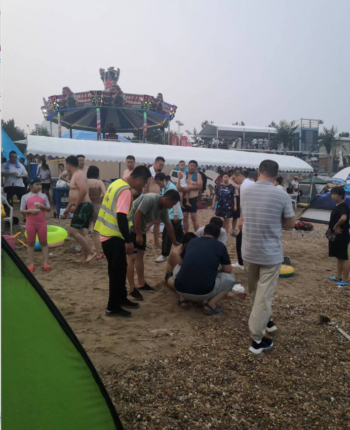 周围聚集了不少人,不断给我们打气,让我们坚持到最后,姜思源说他不敢