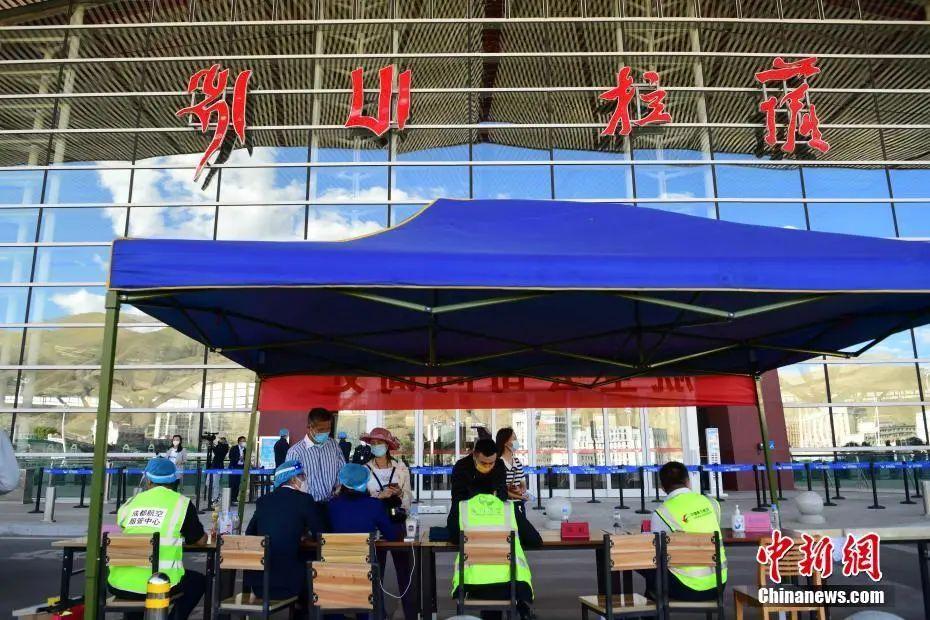 8月11日,旅客在拉萨贡嘎机场问询航班信息.