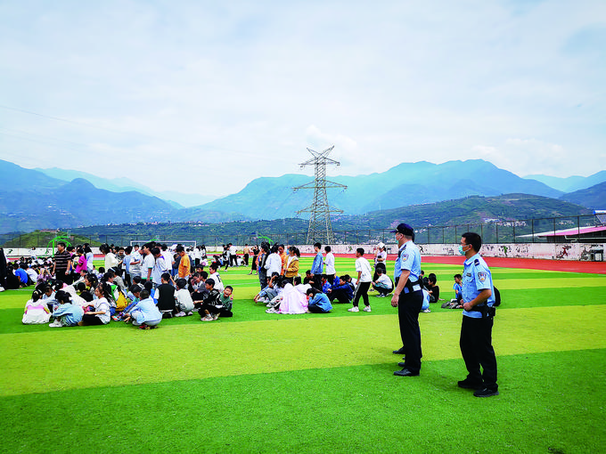 雅安民警在安置点维持秩序。（雅安市公安局供图）