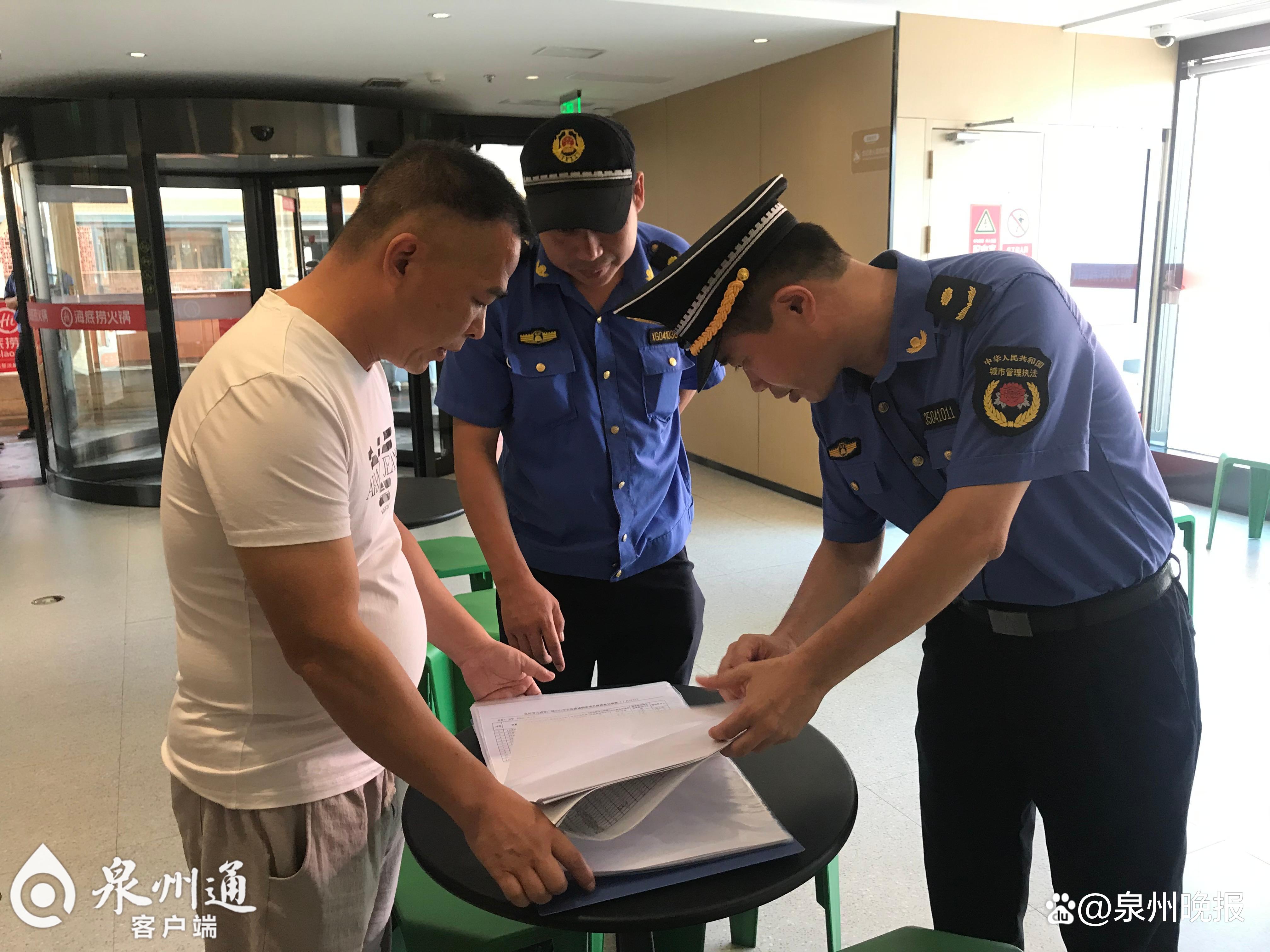 执法人员检查餐饮企业油烟净化设施的定