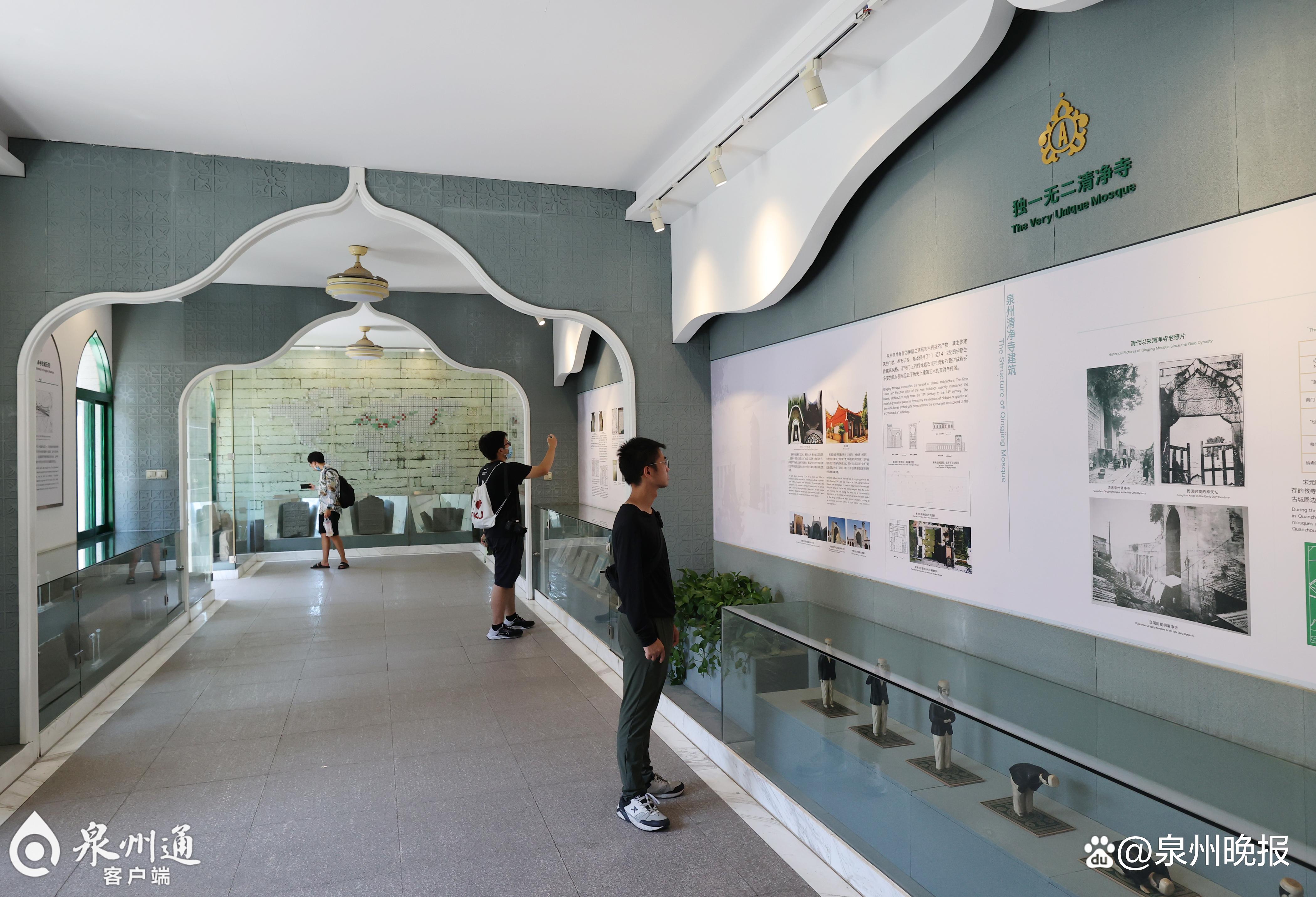 游客被清净寺的异域风情深深吸引