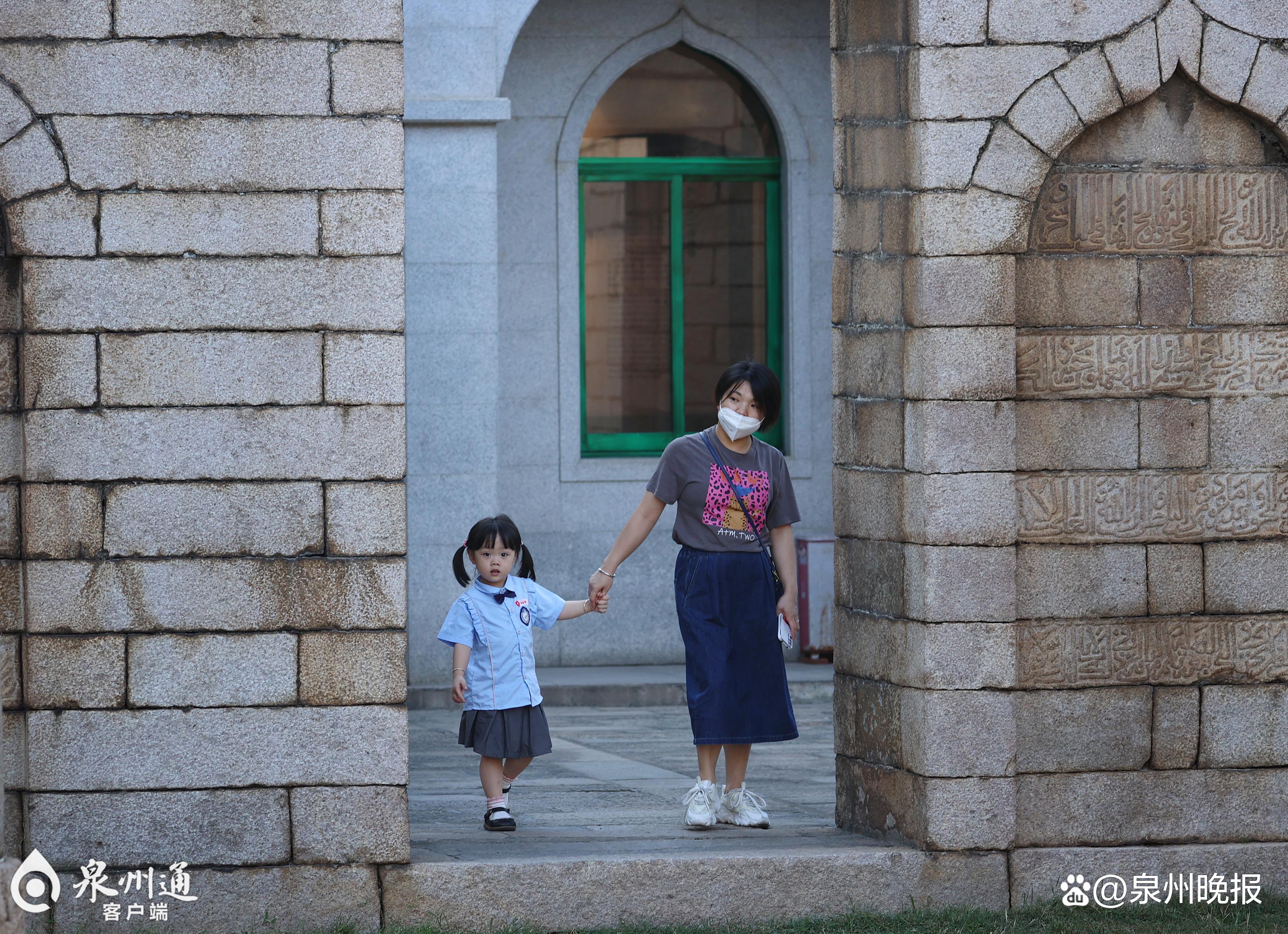 游客的目光被清净寺的异域风情深深吸引