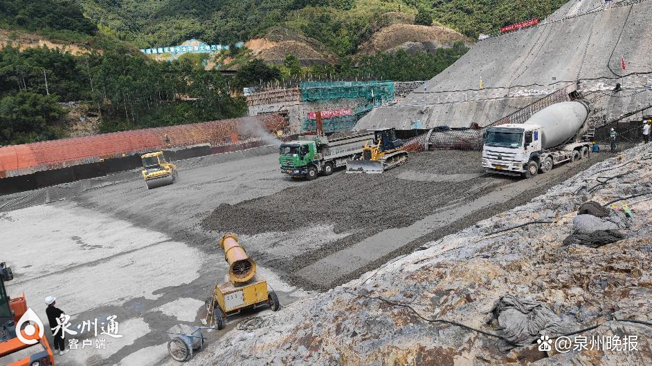  大坝主体首仓碾压混凝土开浇