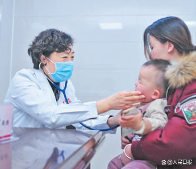 钱素云（左一）在参加义诊活动。新华社发