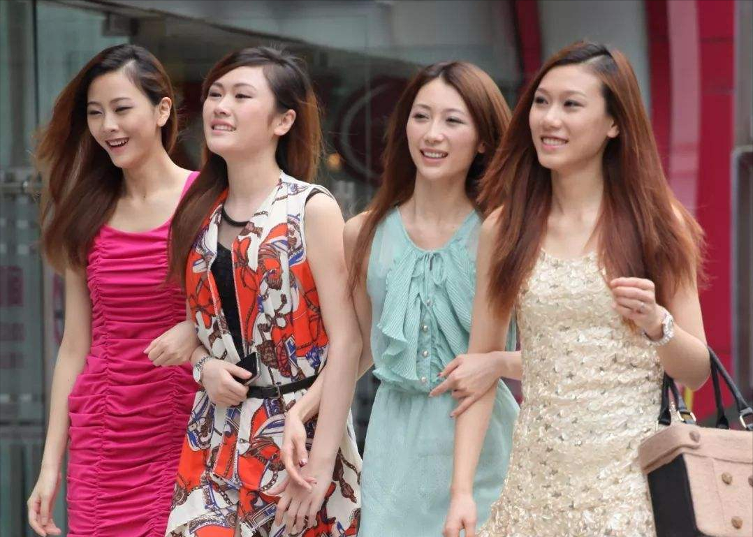 成都重庆，很多女孩子不戴胸罩出门。从穿衣打扮来说|胸罩|江浙|女孩子_新浪新闻