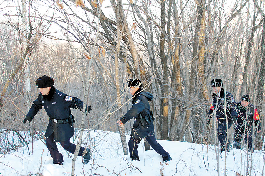 牡丹江绥北边境派出所踏雪巡边滚兔岭