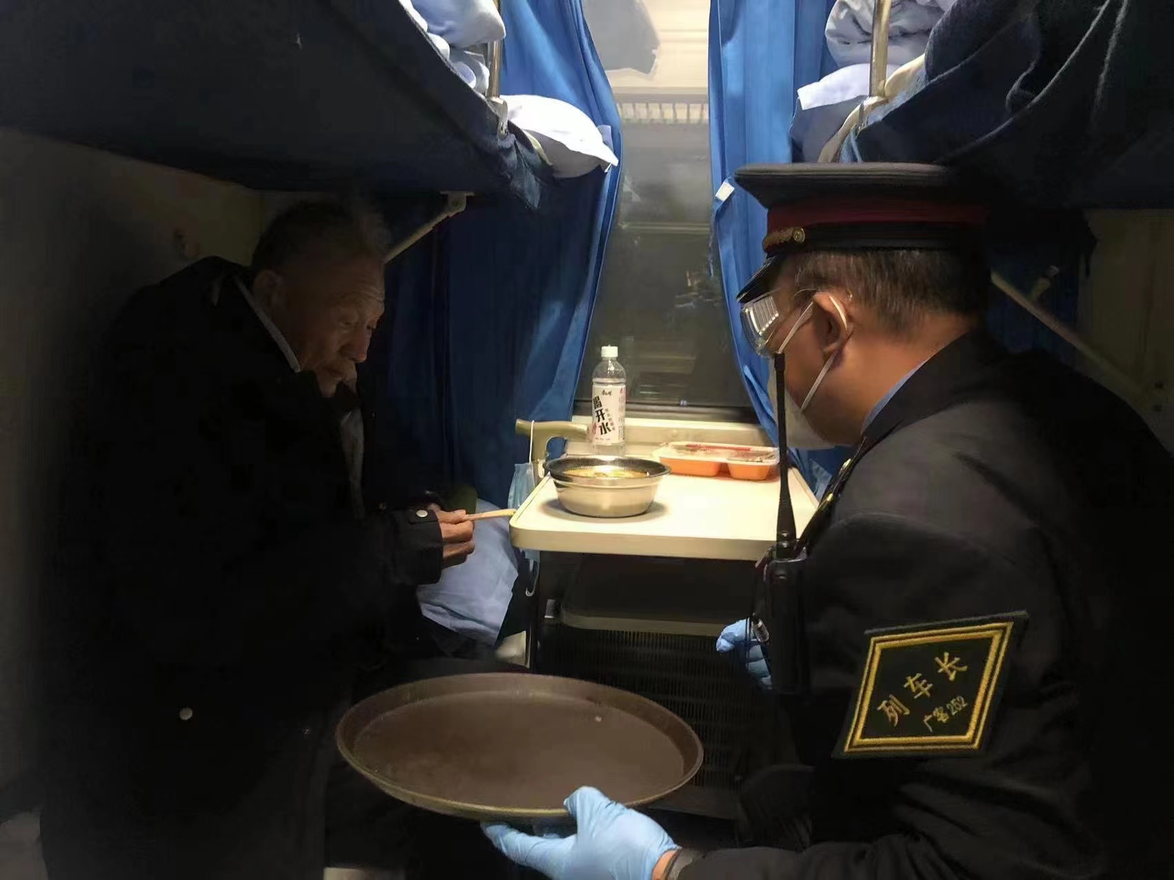 "1月16日,由广州客运段值乘青岛开往深圳的t397次列车正停在南昌站