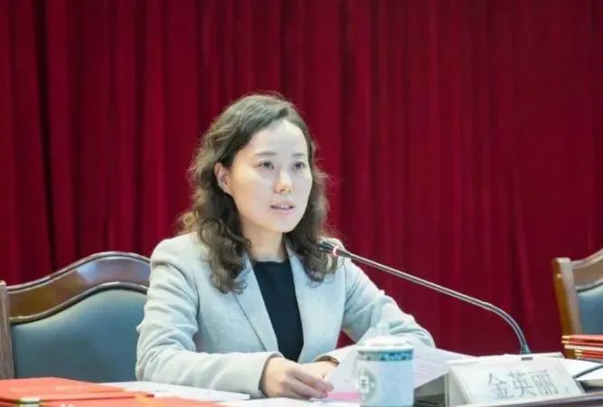 市人民检察院起诉指控:被告人曹艳丽利用担任昆明市商业银行副行长