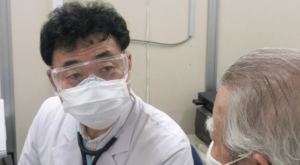 共同社:新冠感染在日本下调为5类级别与流感相同 检测治疗费用患者自担