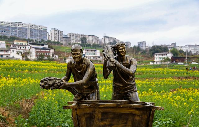 云阳县栖霞镇党旗红引领菜花黄激活乡村旅游新动能