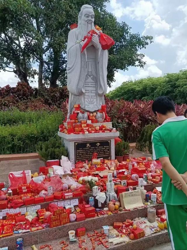 如今,有的考生考试之前都会拜拜各路考神,讨个好彩头