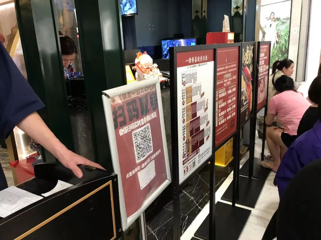 80多岁上海老夫妻不扫码没饭吃桂满陇发声整改已赶制纸菜单