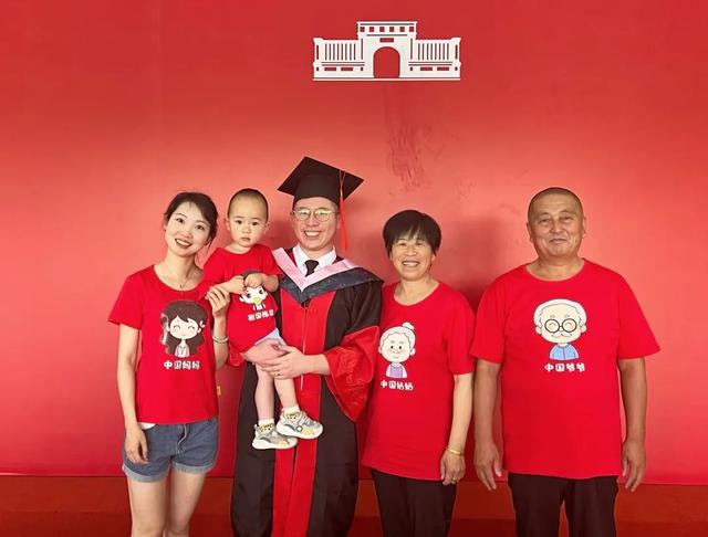 授予学位证书▲毕业典礼现场▲毕业生们庆祝学业的丰收，接受毕业的洗礼