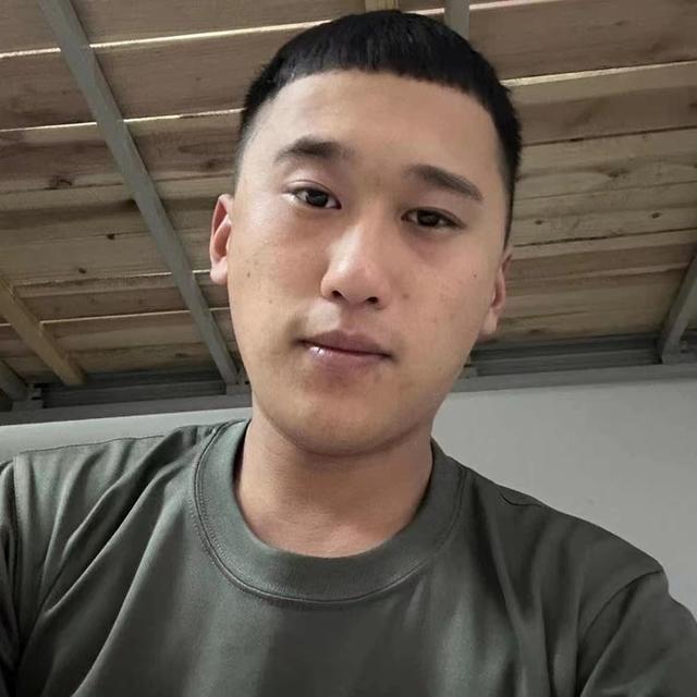 李光金当兵时的照片"我2019年正式入伍,2022年9月退伍,将近4年的部队