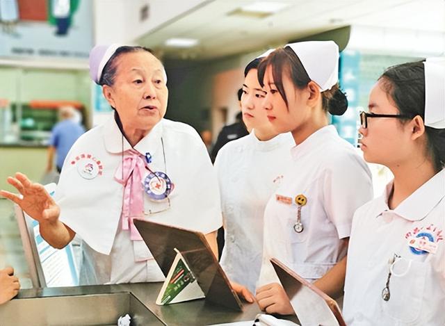 人民日报报道章金媛以守护他人健康和幸福为事业