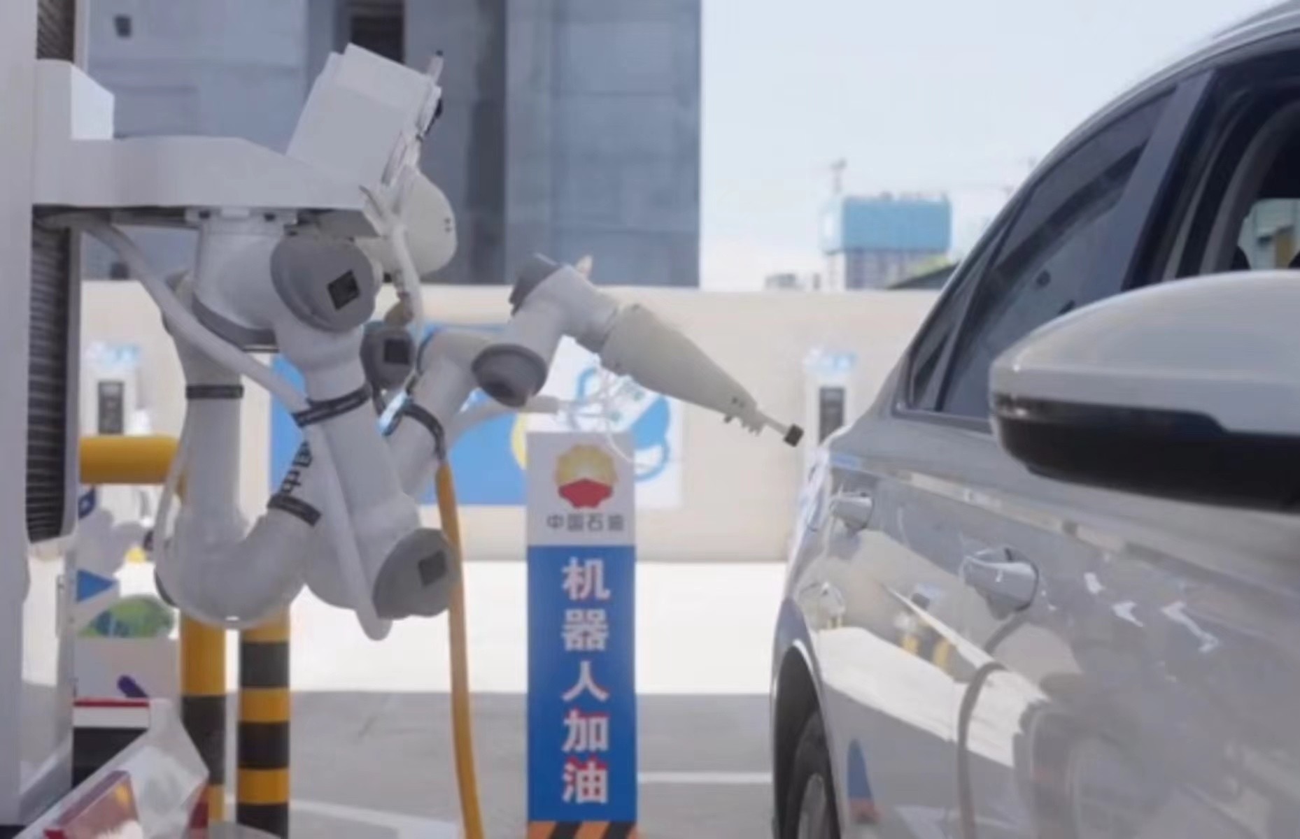 国内首款智能加油机器人试运行：自动开盖插枪 3分钟完成加油--快科技--科技改变未来