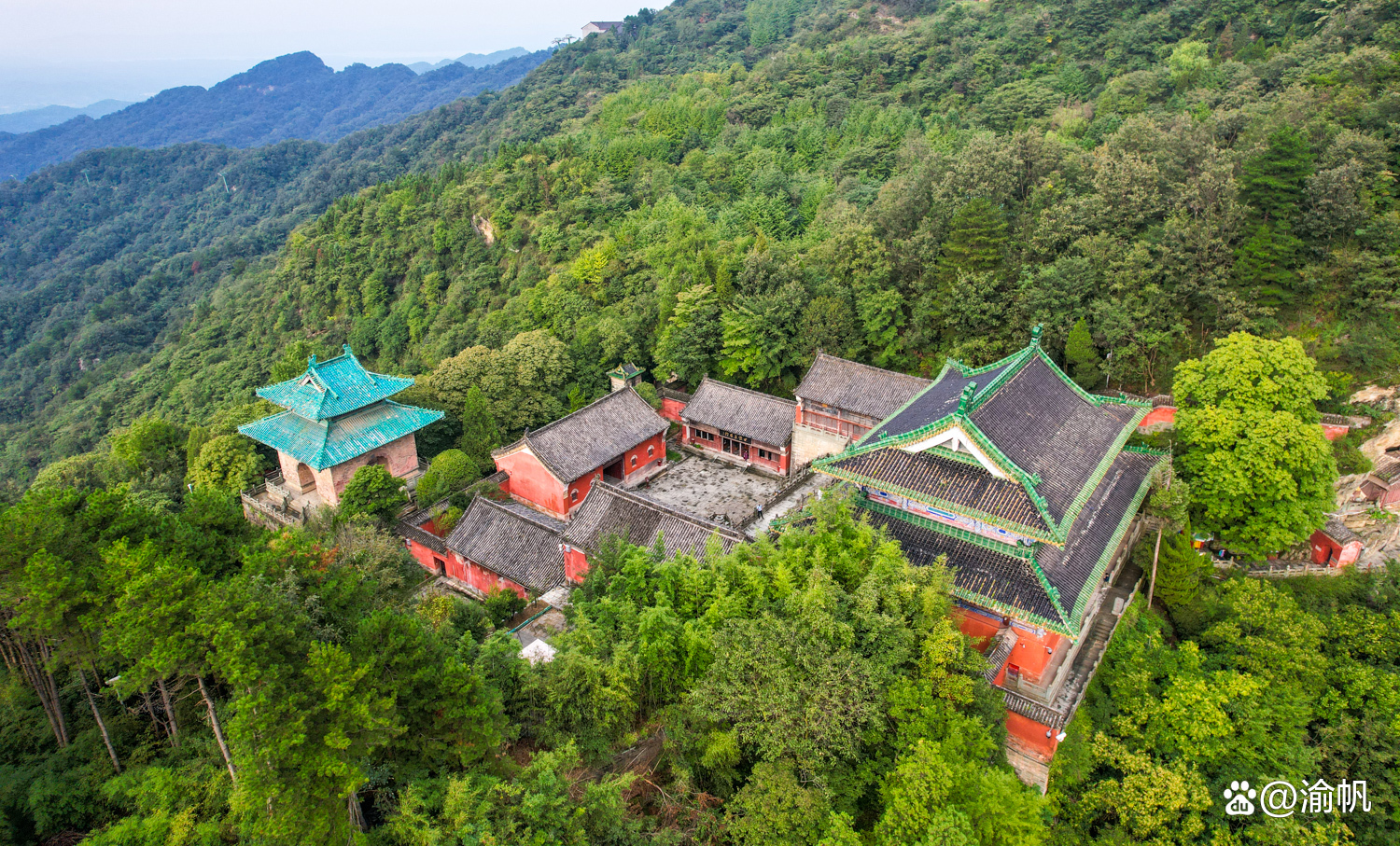 武当山南岩，张三丰在此炼丹，吕洞宾在此修道，陈抟写下卧佛睡寿_人民号