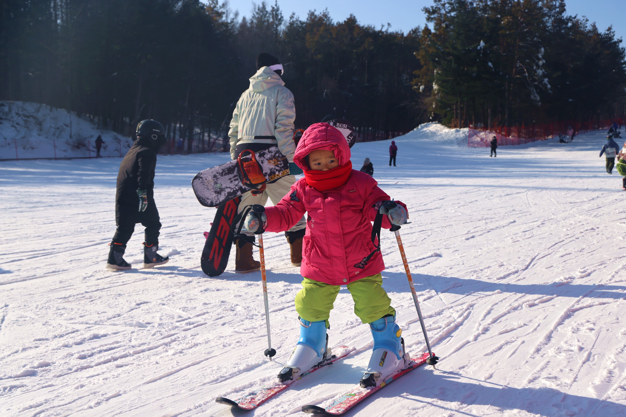 特意感受一下长春的滑雪场:"今天是第一次来净月潭滑雪场,感觉最大的
