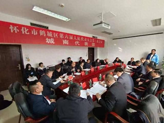 Gathering the public opinion to the people's hearts to reflect the representatives of the people's congress of the Southern Street of Zhicheng Zhicheng, the people's congresses have hotly discussed ＂p