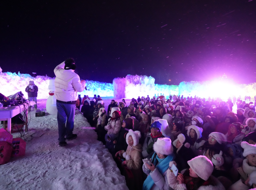 长白山举办跨年活动,以粉雪奇妙夜巡游表演,npc互动,灯光秀,dj蹦迪