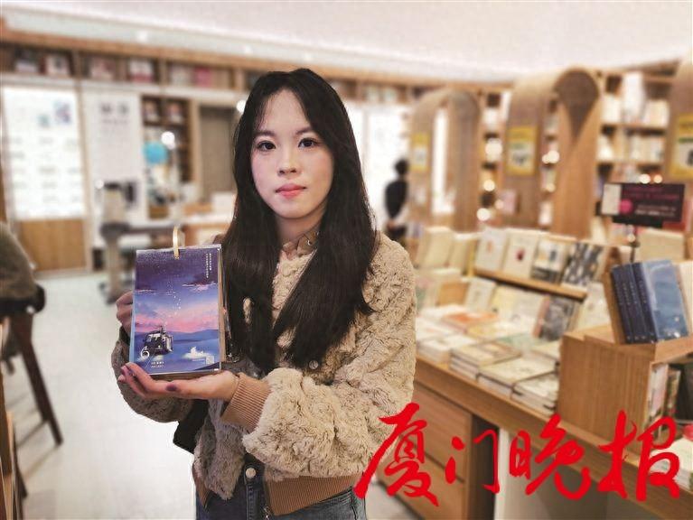■书店工作人员展示十点读书日历。