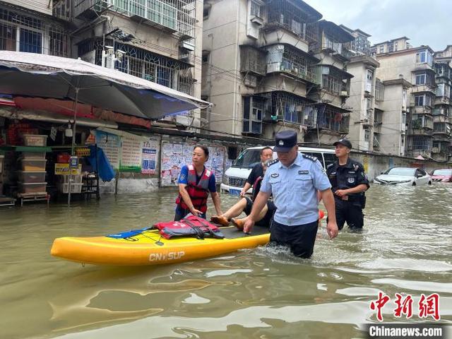 广西南宁遭遇强降雨市区多处积水 景区暂停对外开放